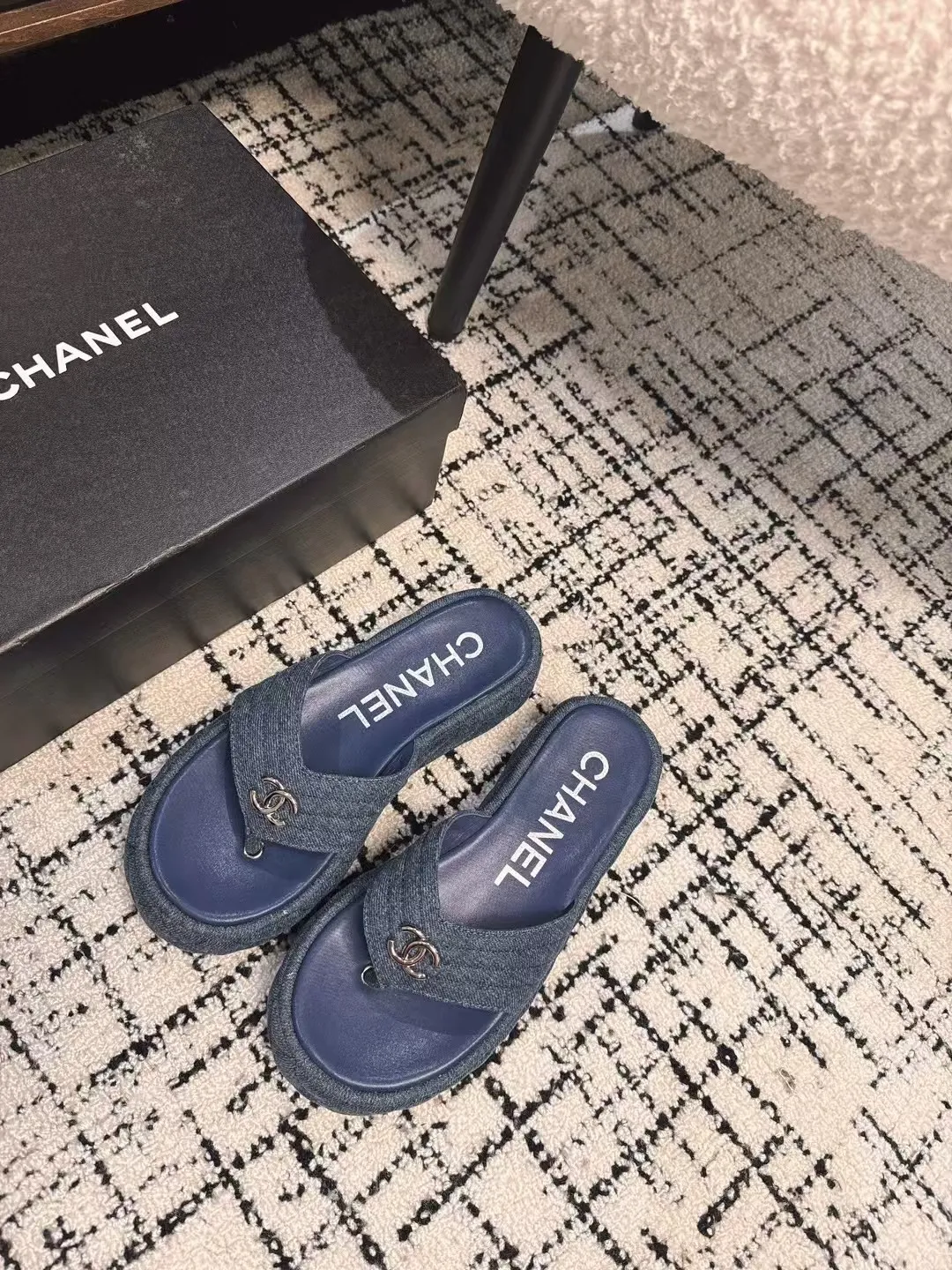 👟👟Ex-factory price 502👟👟 High version Chanel new color thick-soled slippers, easy to wear and versatile, must-have high-end tool shoes in summer, upper lambskin & customized denim, lining calfskin, original outsole Size: 35-39 (customized for 40, non-refundable)